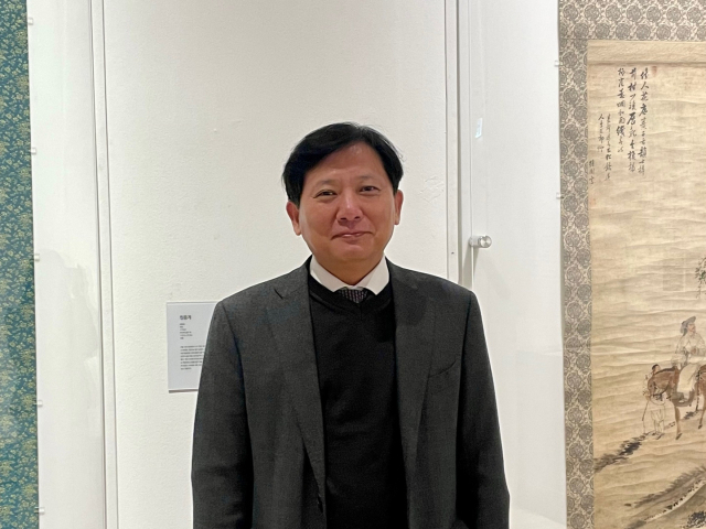 18일 대구 윤선갤러리에서 열린 '간송다담' 전시장에서 백인산 대구간송미술관 개관준비단 단장이 소장품들을 소개하고 있다. 이연정 기자