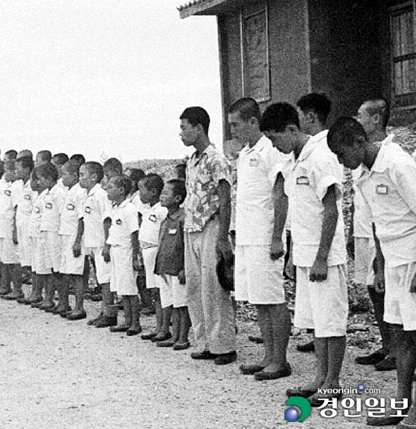 1950년대 최헌길 경기도지사와 한미재단 관계자가 선감학원에 방문했을 당시 원생들. /선감역사박물관 제공