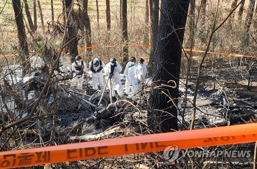 27일 오전 10시 50분께 양양군 현북면 어성전리 명주사 인근 야산에서 S-58T 기종 중형 임차 헬기가 추락해 소방 당국이 구조 작업을 벌이고 있다.소방 당국은 이 사고로 기장 A(71)씨와 정비사 B(54)씨 등 탑승자 2명이 사망한 것으로 추정하고 있다. 사진=연합뉴스
