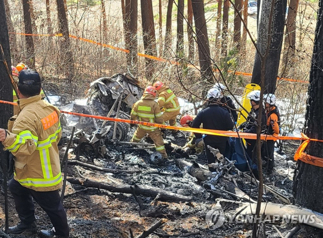 27일 오전 10시 50분께 양양군 현북면 어성전리 명주사 인근 야산에서 S-58T 기종 중형 임차 헬기가 추락해 소방 당국이 구조 작업을 벌이고 있다.소방 당국은 이 사고로 기장 A(71)씨와 정비사 B(54)씨 등 탑승자 2명이 사망한 것으로 추정하고 있다. 사진=연합뉴스
