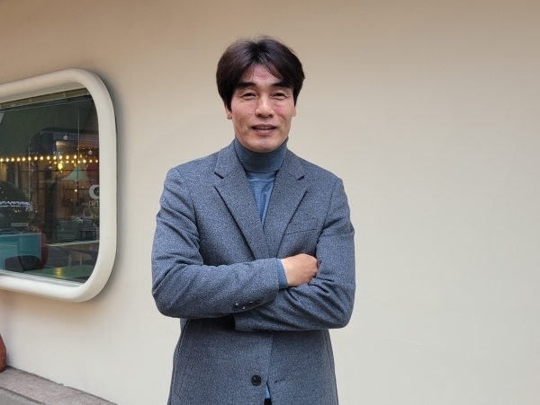 최진철 전 국가대표 축구 선수가 경기 용인시의 보정동 카페거리에서 본지와 인터뷰를 하고 있다. 최 선수는 경기 용인시에 살고 있다.