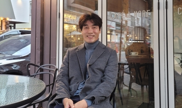 최진철 전 국가대표 축구 선수가 경기 용인시에 있는 보정동 카페거리에서 본지와 인터뷰를 하고 있다.