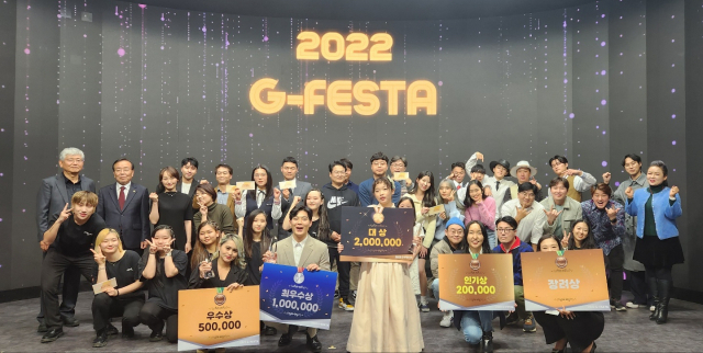 ◇2022 G-FESTA 감자가요제 결선이 지난 26일 강원LIVE 스튜디오에서 열렸다. 김영래 강원일보 상무이사와 심사위원인 이재한 강원도예총회장, 민은홍 소프라노, 이민섭 가톨릭관동대 방송연예과 뮤지컬 교수 및 참가자들이 기념촬영을 하고 있다.