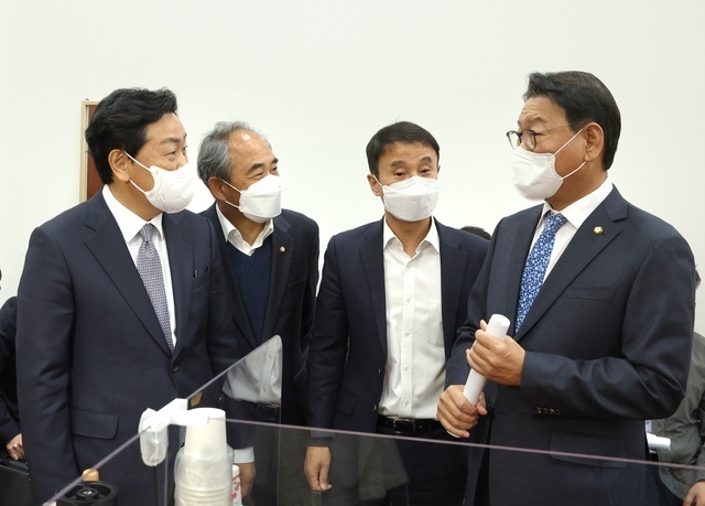 김관영 전북지사가 김교흥 행안위 야당 간사 겸 제1소위 위원장을 막판까지 설득하고 있다. 사진=전북도