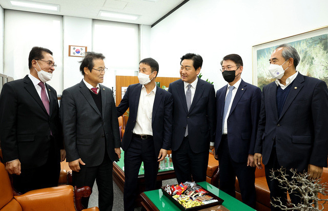 28일 국회 행정안전위원회 법안심사 제1소회의실에서 열린 전북특별자치도법 국회소위 심의에 김관영 도지사와 도내 국회의원들이 전북특별자치도법 필요성 등을 설명하고 있다. 사진제공=전북도 (좌측부터) 정운천 국회의원, 김용판 국민의힘 국회의원, 한병도 국회의원, 김관영 도지사, 김수흥 국회의원, 윤준병 국회의원