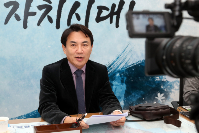 ◇김진태 강원도지사 28일 도청 기자실에서 테슬라 기가팩토리 유치 의사를 밣히고 있다.