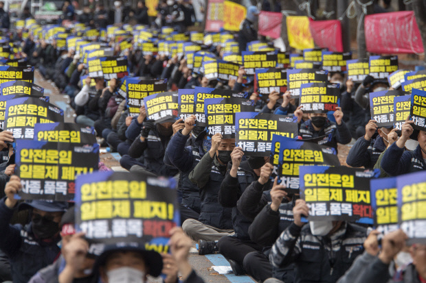 화물연대 광주본부가 29일 오후 광주 서구 기아차 광주공장 남문 앞에서 개최한 총파업 승리 결의대회에서 조합원들이 구호를 외지고 있다. /김진수 기자 jeans@kwangju.co.kr
