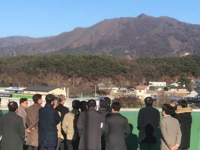 ◇강원도 신청사 건립 부지선정위원들이 지난 30일 현장실사를 진행 중이다.
