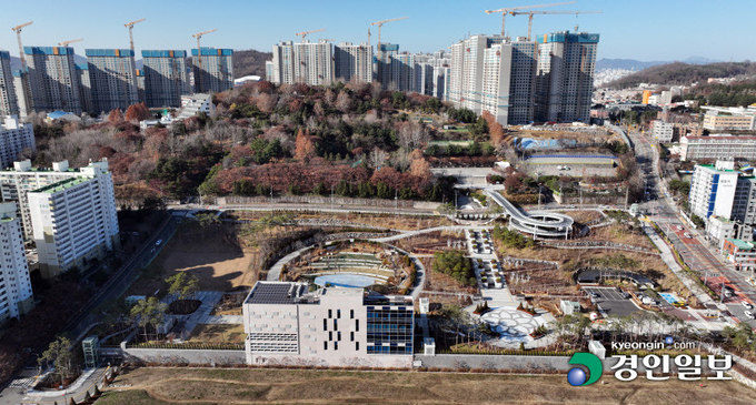 성남 제1공단 공원화 사업 추진 당시 토지주인 시행사를 배제한 채 성남시와 군인공제회가 직접 계약을 체결한 사실이 확인돼 물의를 빚고 있다. 사진은 지난 5월 성남시 수정구 신흥동에 완공된 '제1공단 근린공원'. 2022.11.30 /임열수기자 pplys@kyeongin.com