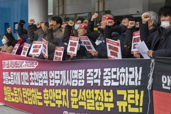 민주노총광주본부, 광주시민단체협의회 등 37개 광주지역 노동·시민단체들이 30일 오전 광주시청 앞에서 기자회견을 열고 화물노동자들에 대한 업무개시명령 철회를 촉구하고 있다. /김진수 기자 jeans@kwangju.co.kr