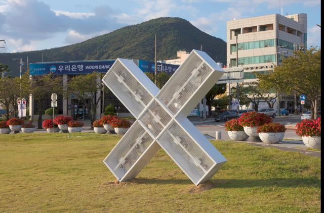 진해중원로터리 설치작 이원우 ‘바람둥이’./창원문화재단/