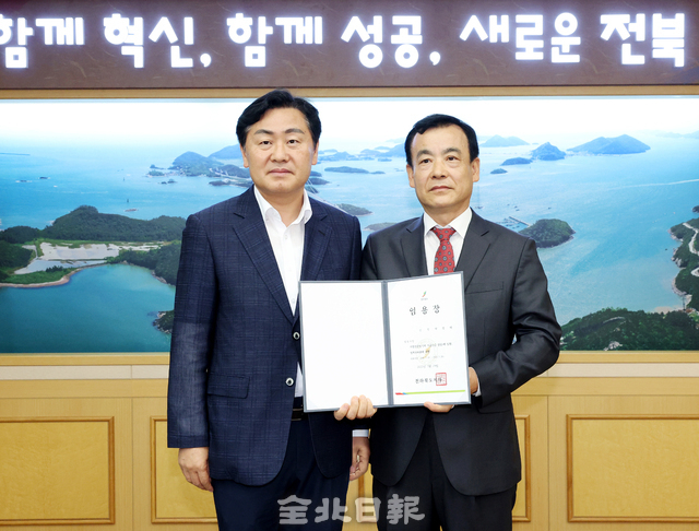 김관영 전북지사(왼쪽)로부터 임용장을 수여받는 박성태 전북도 정책협력관/전북일보 자료사진 