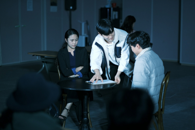 ◇강원도립극단(예술감독:김혁수) 2022년 신진연출가 발굴전 연극 '잠의 사탄이 앞에 나타나 달아나야 해 갖다놔 더 강한 카페인'이 9일부터 춘천, 양양, 철원에서 공연된다. 지난달 29일 도립극단 연습실에서 진행된 시연회 모습.