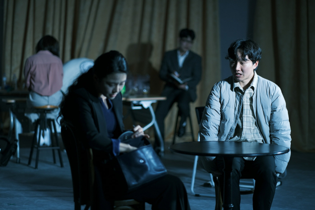◇강원도립극단(예술감독:김혁수) 2022년 신진연출가 발굴전 연극 '잠의 사탄이 앞에 나타나 달아나야 해 갖다놔 더 강한 카페인'이 9일부터 춘천, 양양, 철원에서 공연된다. 지난달 29일 도립극단 연습실에서 진행된 시연회 모습.