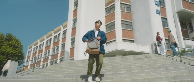 jtbc드라마 ‘재벌집 막내 아들’의 주인공 송중기가 전남대 사회대 정문 계단을 내려오는 장면.