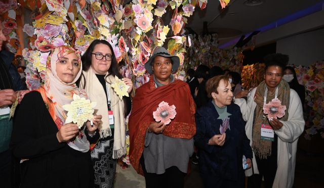◇제18회 노벨평화상 수상자 월드서밋(WSNPL·World Summit of Nobel Peace Laureates) 사전행사가 11일 고성 DMZ 박물관에서 열려 시린 에바디 등 노벨평화상 수상자들과 수상단체 대표 등 70여명이 한국전쟁에 관련된 전시관을 둘러보고 있다. 고성=권태명기자