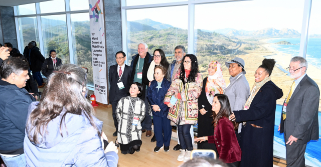 ◇제18회 노벨평화상 수상자 월드서밋(WSNPL·World Summit of Nobel Peace Laureates) 사전행사가 11일 고성 통일전망대와 DMZ 박물관에서 열려 시린 에바디 등 노벨평화상 수상자들과 수상단체 대표 등 70여명이 북녘땅을 바라보며 설명을 듣고 있다. 고성=권태명기자