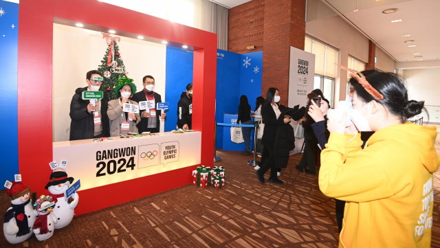 ◇12일 평창 알펜시아에서 열린 2022 노벨평화상 수상자 월드서밋 개막식에서 참가자들을 대상으로 2024 강원 동계청소년올림픽대회 홍보를 하고 있다.. 평창=권태명기자