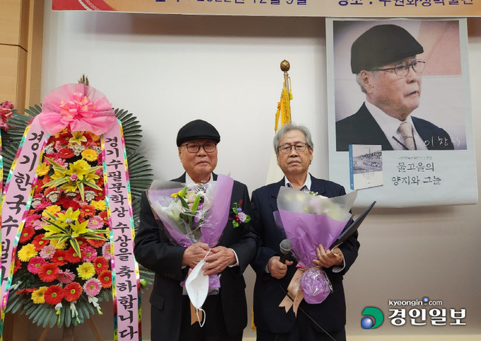 제1회 이창식 수필문학상에 영예를 안은 밝덩굴(사진 오른쪽) 작가와 이창식 작가 /경기수필가협회 제공