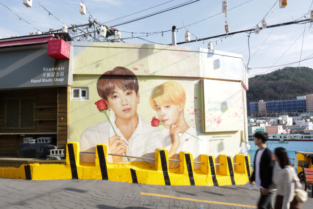 사하구 감천문화마을에 있는 BTS 정국·지민 벽화. 윤민호 yonmino@naver.com