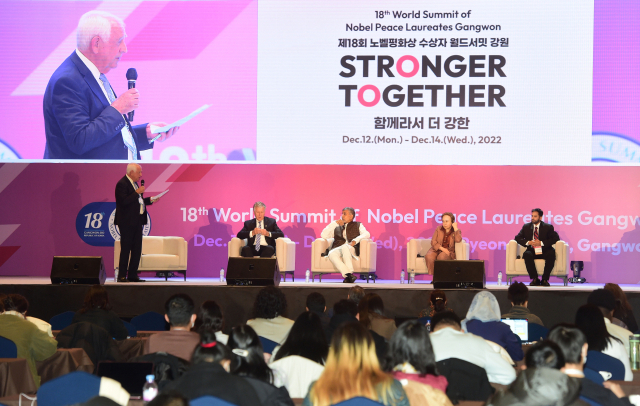 ◇13일 평창 알펜시아리조트 컨벤션센터에서 열린 '2022 노벨평화상 수상자 월드서밋 강원'의 세번째 그랜드 패널 세션이 열려 데이비드 스튜어드, 토마스 스텔저, 카일라시 사티아르티, 시린 에바디, 애쉬 파차우리가 "진통하는 지구"를 주제로 토론을 하고 있다. 평창=박승선기자