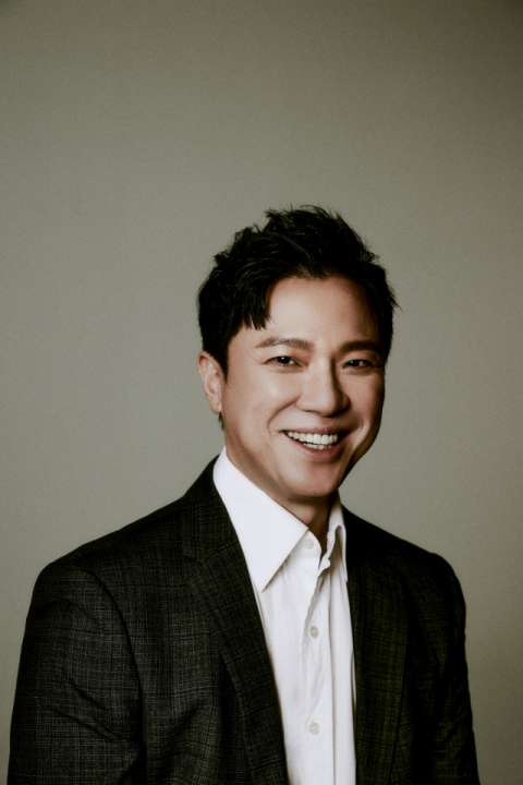 배우 정성화가 뮤지컬 영화 ‘영웅’으로 뮤지컬 무대에 이어 다시 한 번 안중근 의사의 삶을 펼친다. CJ ENM