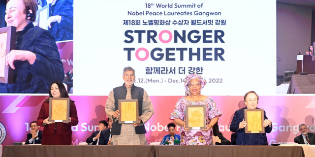 ◇'2022 노벨평화상 수상자 월드서밋 강원' 폐회식이 14일 평창 알펜시아리조트 컨벤션센터에서 열린 가운데 노벨평화상 수상자 시린 에바디(2003년 수상자), 리마 보위(2011년 수상자), 카일라시 사티아르티(2014년 수상자), 위데드 보차마오이(2015년 수상자)가 핸드프린팅을 하고 있다. 평창=권태명 기자