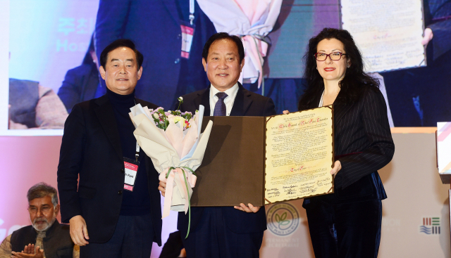 ◇14일 평창 알펜시아리조트 컨벤션센터에서 열린 2022 노벨평화상 수상자 월드서밋 강원 폐회식에서 심재국 평창군수가 예카테리나 자글라디나 월드서밋 사무총장으로부터 평화도시상 증서를 박진오 강원일보사장으로부터 축하 꽃다발을 받고 있다. 평창=박승선기자
