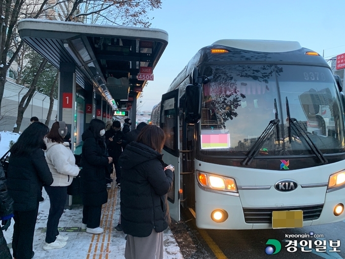 16일 오전 7시 수원시 우만동4단지 정류장에서 광역버스에 승차하기 위해 대기 중인 도민들의 모습이다. 2022.12.16./김산기자 mountain@kyeongin.com