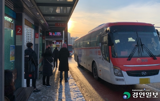 16일 오전 8시 용인시 서수지IC입구 버스정류장에서 광역버스 승차 대기 중인 도민들의 모습이다. 2022.12.16./김산기자 mountain@kyeongin.com