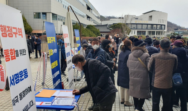 군위군 대구 편입을 계기로 불거진 주호영 국민의힘 원내대표의 '안동예천선거구' 분리 발언으로 안동지역 시민사회가 발끈하고 있다. 안동예천 행정통합과 안동예천 선거구 지키기가 본격 시민운동으로 전개될 조짐이다. 사진은 안동예천 행정통합 신도시추진위가 17일 국민의힘 안동예천 당원연수장앞에서 행정통합 서명을 벌이고 있다. 엄재진 기자