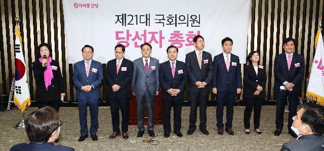 국민의힘(당시 미래통합당) 제21대 국회의원 부산 지역 당선자들. 왼쪽부터 해운대구을 김미애, 서구동구 안병길, 남구갑 박수영, 동래구 김희곤, 금정구 백종헌, 수영구 전봉민, 연제구 이주환, 중구영도구 황보승희, 기장군 정동만 당선자. 부산일보DB