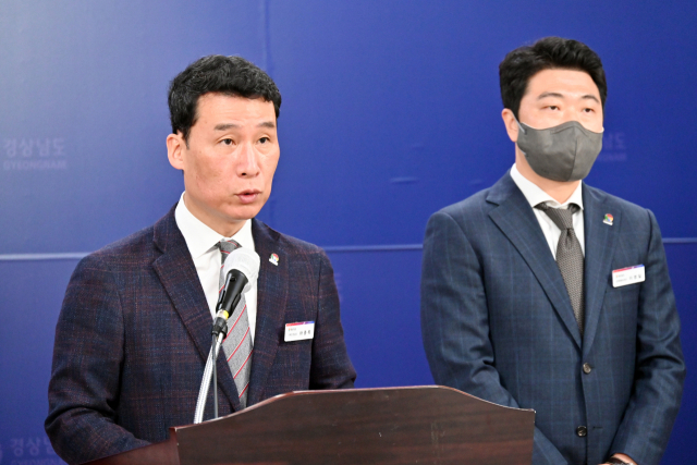 21일 하종목 경남도 기획조정실장이 도청 프레스센터에서 경남형 청년정책 성과 및 계획을 발표하고 있다./경남도/