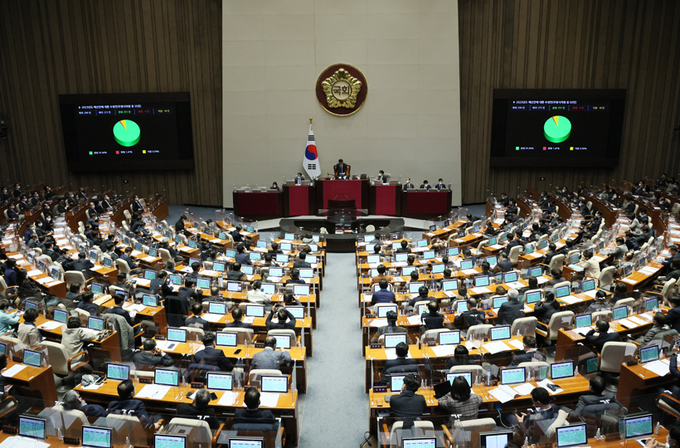 24일 새벽 국회 본회의에서 2023년도 예산안에 대한 수정안이 의결 통과되고 있다. 2022.12.24 /연합뉴스