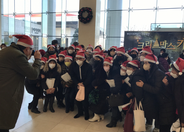 23일 '크리스마스캐럴' 문화나눔 특별공연을 관람하고 나온 동주대 사회복지학과 만학도들이 부산문화회관 대극장 로비에서 기념 사진을 찍고 있다. 김은영 선임기자