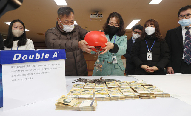 27일 전주시 노송동 주민센터에서 직원들이 얼굴 없는 천사가 전달한 성금을 확인하고 있다. '학생들과 소년, 소녀 가장에게 도움이 되길 바랍니다.'라는 말과 함께 23년간 이어진 얼굴 없는 천사의 선행은 총 8억 8473만 3690원으로 집계됐다. 조현욱 기자