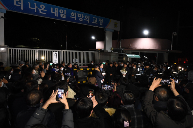 댓글 여론조작 혐의로 구속된 김경수 전 경남지사가 28일 창원시 마산회원구 창원교도소에서 특별사면으로 출소하고 있다./성승건 기자/