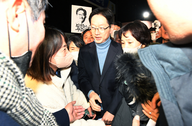 댓글 여론조작 혐의로 구속된 김경수 전 경남지사가 28일 창원시 마산회원구 창원교도소에서 특별사면으로 출소하고 있다./성승건 기자/