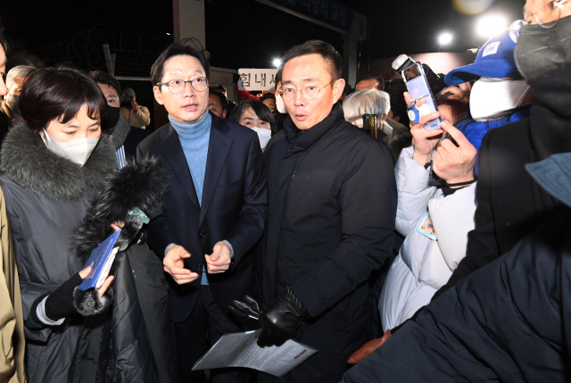 댓글 여론조작 혐의로 구속된 김경수 전 경남지사가 28일 창원시 마산회원구 창원교도소에서 특별사면으로 출소하고 있다./성승건 기자/