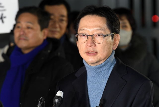 댓글 여론조작 혐의로 구속된 김경수 전 경남지사가 28일 창원시 마산회원구 창원교도소에서 특별사면으로 출소하고 있다./성승건 기자/