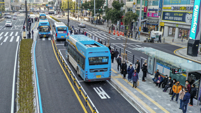 부산 서면교차로~주례교차로 구간의 중앙버스전용차로(BRT)가 개통한 28일 서면 롯데백화점 앞 정류장에서 시민들이 버스를 이용하고 있다. 김종진 기자 kjj1761@