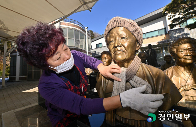2일 오후 광주시 퇴촌면 나눔의 집에서 관계자들이 위안부 피해자인 고(故) 정복수 할머니 흉상에 목도리를 매드리고 있다. 평생 위안부 피해자에 대한 일본 정부의 진심 어린 사과를 요구하다 지난달 26일 별세한 고(故) 이옥선 할머니의 흉상은 오는 8월 14일 기림의 날 행사 때 이곳에 들어선다. 2023.1.2 /김명년기자 kmn@kyeongin.com