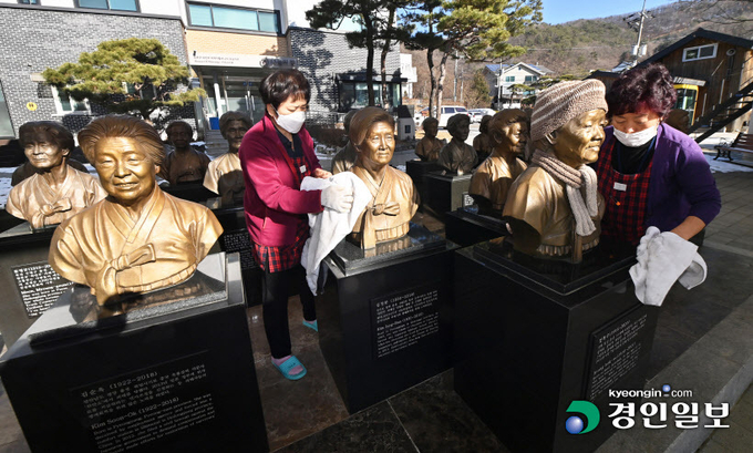 새해 맞은 위안부 피해자 할머니들 흉상 2일 오후 광주시 퇴촌면 나눔의 집에서 관계자들이 위안부 피해자 할머니들의 흉상을 정성스레 닦고 있다. 평생 위안부 피해자에 대한 일본 정부의 진심 어린 사과를 요구하다 지난달 26일 별세한 고(故) 이옥선 할머니의 흉상은 오는 8월 14일 기림의 날 행사 때 이곳에 들어선다. 2023.1.2 /김명년기자 kmn@kyeongin.com