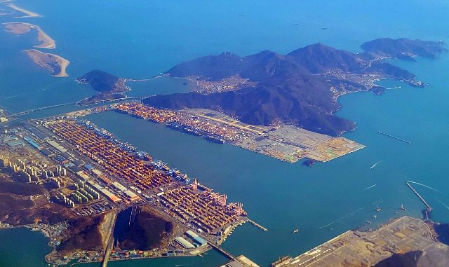 부산 강서구 가덕도와 부산항신항 전경.부산일보DB