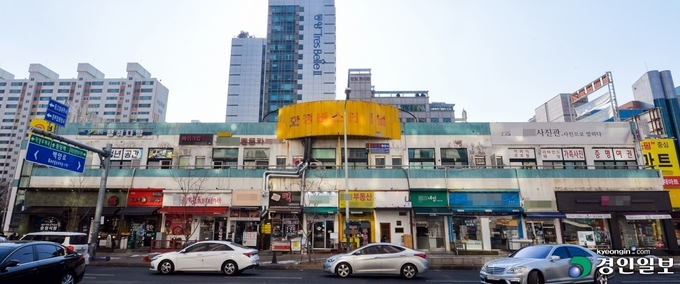 낙후된 시설·거듭되는 적자 등의 이유로 경기도 내 노후 시외버스터미널들이 사라지고 대신 수익성이 높은 상업 시설이 들어설 것으로 보여 시민들의 불편이 가중될 전망이다. 사진은 낙후된 고양시 화정시외버스터미널 전경. 2023.1.4 /이지훈기자 jhlee@kyeongin.com