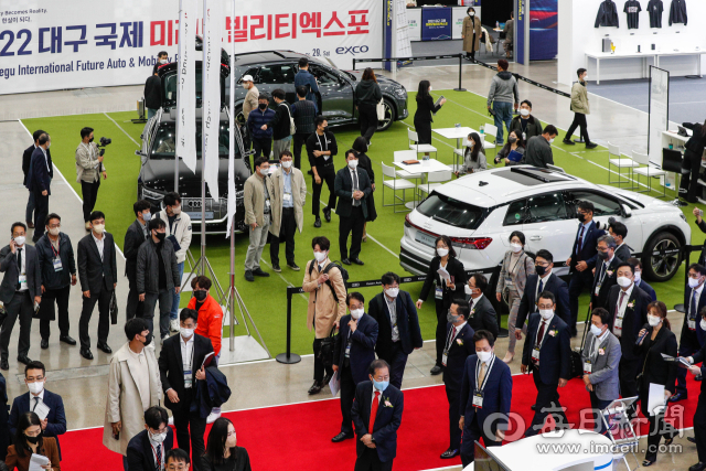 지난해 10월 대구 엑스코에서 개막한 '2022 대구 국제 미래모빌리티엑스포'에서 참관객들이 전시 부스를 살펴보는 모습. 당시 행사에는 현대.기아차와 테슬라, GM, 아우디 등 국내외 완성차 업체와 부품사 171곳이 최신 차량과 배터리, 충전기 등을 선보였다. 매일신문 DB