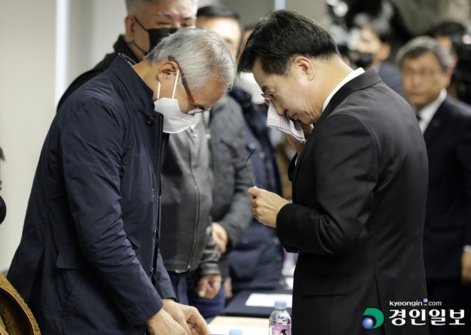 경기도는 1월 16일부터 신청을 받아 500만원의 위로금과 월 20만원의 생활지원금 지원을 시작한다. 진실·화해를위한과거사정리위원회에서 열린 선감학원 아동 인권침해사건 진실규명 결정 발표 기자회견에서 김동연 경기도지사가 피해자에게 사과하면서 눈물을 흘리고 있다. 2022.10.20 /이지훈기자 jhlee@kyeongin.com=공동취재