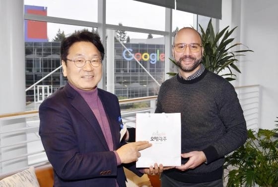 강기정 광주시장이 9일(현지시간) 미국 실리콘밸리 구글 본사를 찾아 광주시와 구글과의 상호 협력 방안을 모색한 뒤 세피 모그하담 구글 대외협력 및 리서치분과 수석팀장에게 기념품을 전달하고 있다./<광주시 제공>
