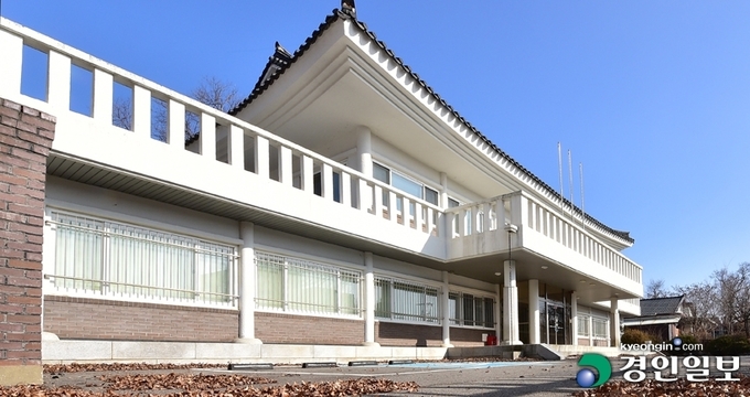 인천시와 강화군이 공들여 유치했던 문화재청 산하 국립강화문화재연구소가 지역을 떠난 데 이어 국립서울문화재연구소로 명칭을 변경한 것에 대해 기관의 행정적 책임이 크다는 목소리가 나온다. 사진은 서울로 이전한 국립강화문화재연구소가 쓰던 옛 군립도서관 건물. 2022.1.9 /조재현기자 jhc@kyeongin.com
