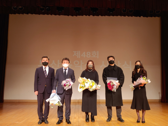 14일 열린 부산음악협회 정기총회에서 유영욱(맨 왼쪽) 회장이 제48회 부산음악상 수상자들과 기념사진을 찍고 있다. 부산음악협회 제공.